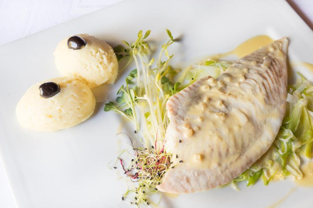 Logis-Hotel-Restaurant La Gentilhommiere Artres Ngoại thất bức ảnh